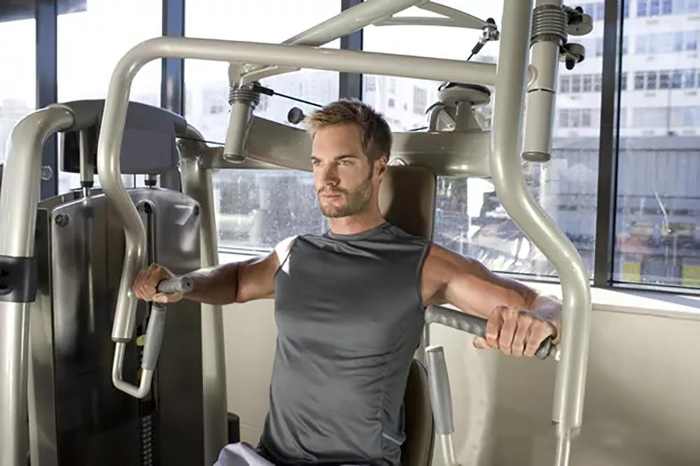 Trainieren Sie die Brustmuskulatur mit einem unverzichtbaren Fitnessgerät – sitzender Brust-Push-Trainer