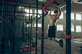 Welche Fitnessgeräte sollten in ein komplettes Fitnessstudio aufgenommen werden?
