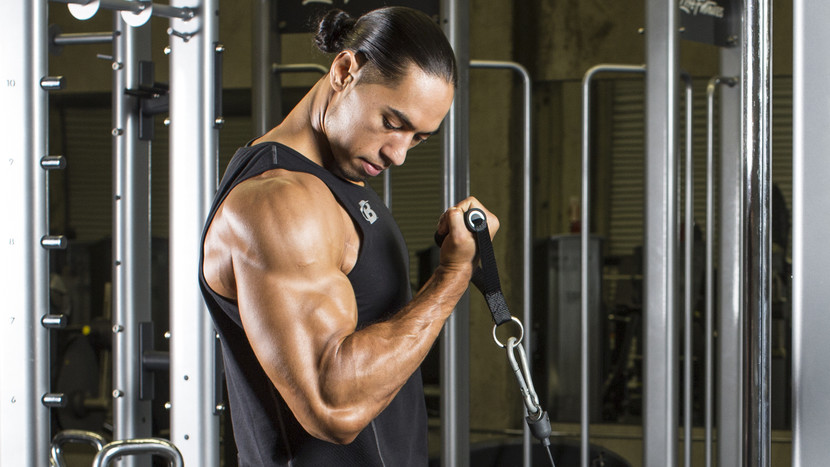 So verwenden Sie eine Bizeps -Curl -Maschine für ein effektives Armtraining