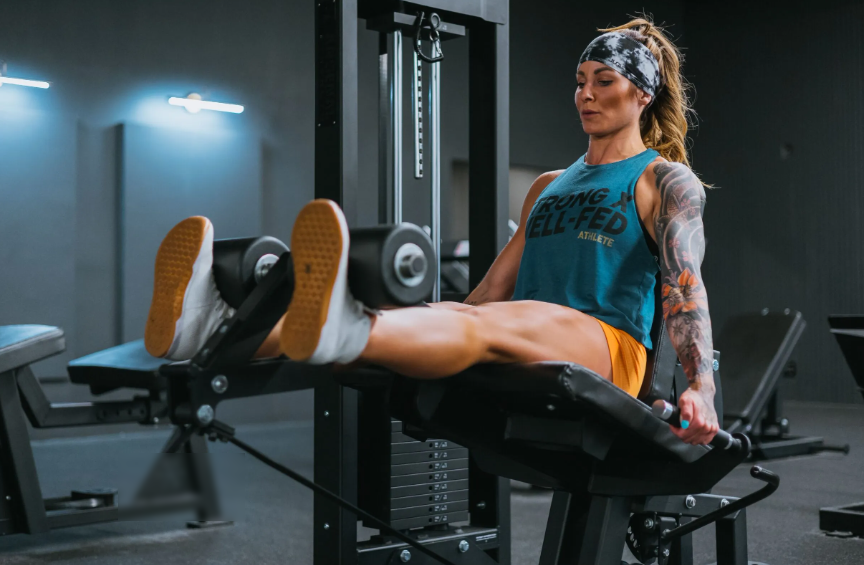 Wie trainiere ich mit einer Beinbeuger- und -streckermaschine?