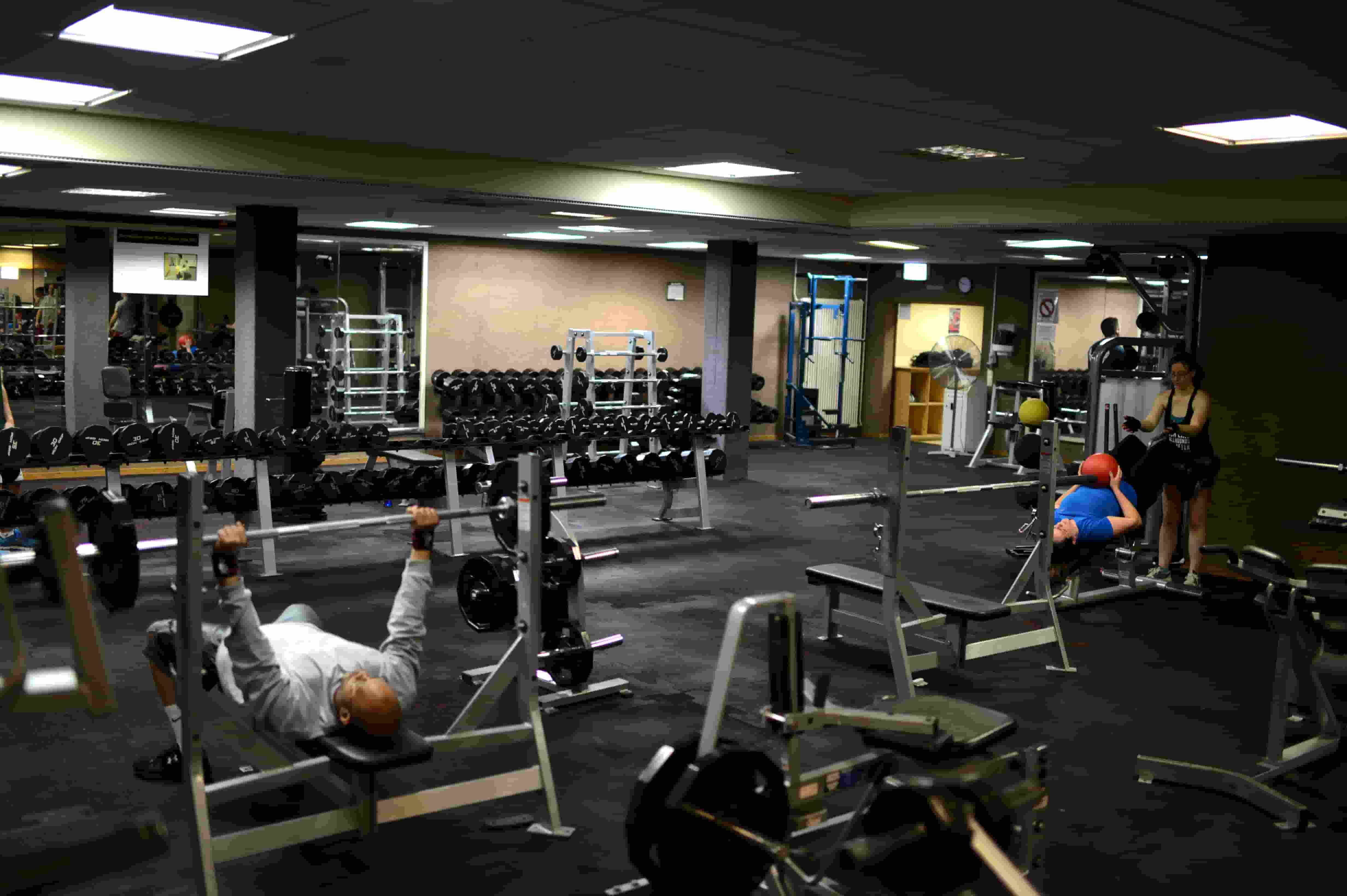 Sieben Übungen, die Ihnen helfen, schnell Muskeln aufzubauen und einen großartigen Körperbau zu erreichen