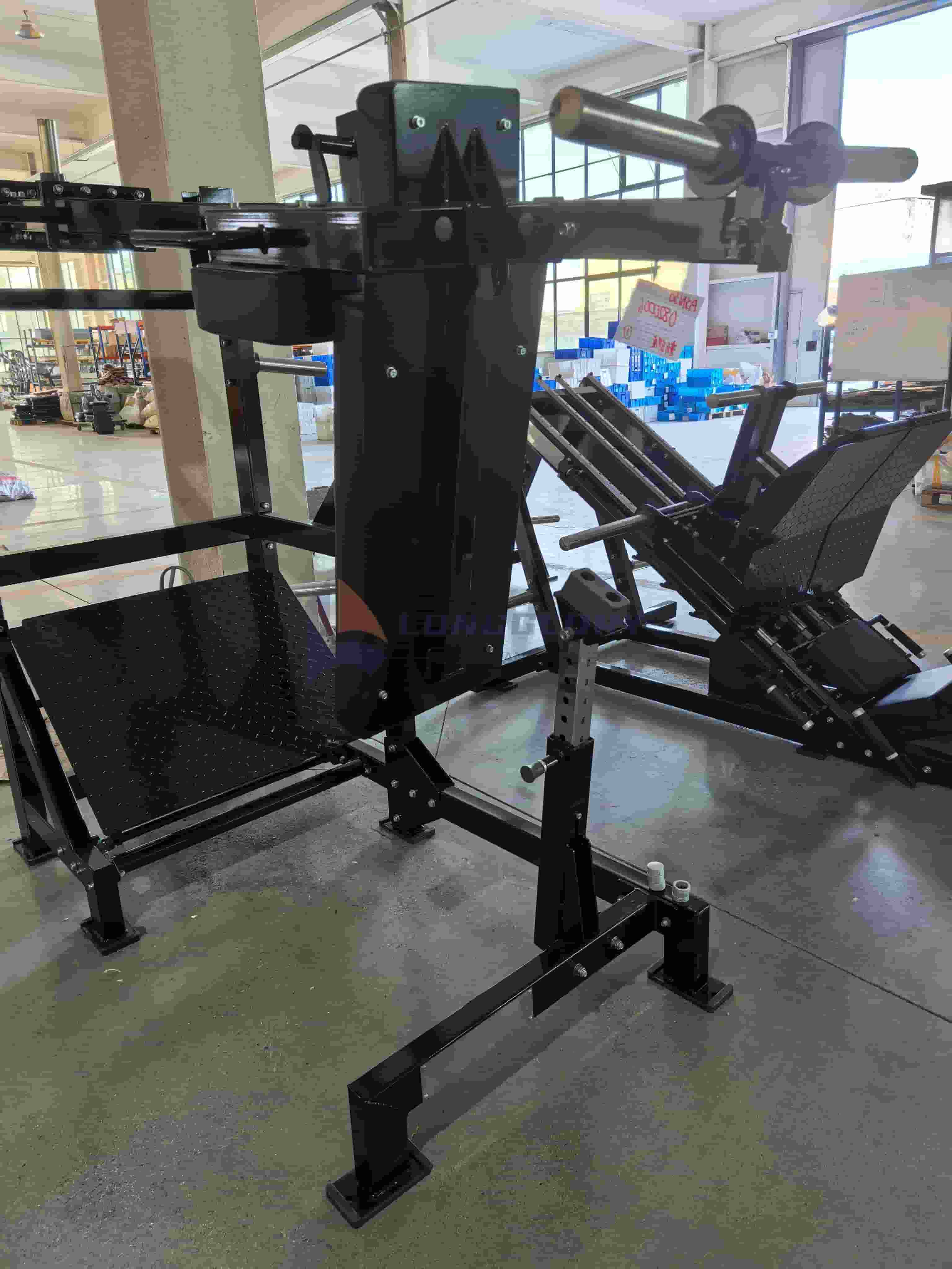 Plate Loaded Pendulum Squat Machine