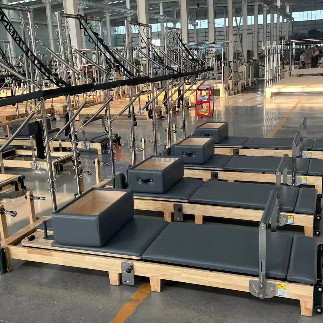 Pilates-Reformer aus Eiche mit Halbturm